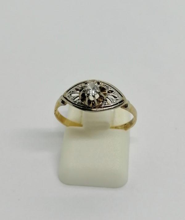 Bague en or, bicolore et ajouré, sertie saphir blanc, 1925.