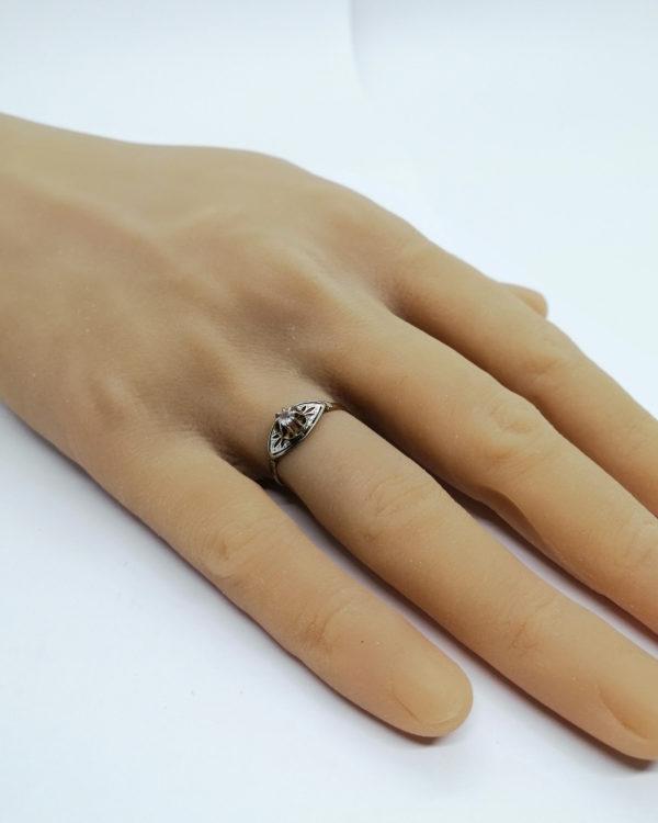 Bague en or, bicolore et ajouré, sertie saphir blanc, 1925. – Image 5