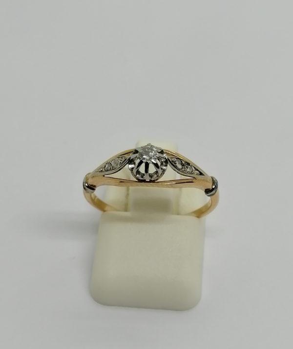 Bague en or bicolore, sertie d'un diamant taillé et de roses, 1900.