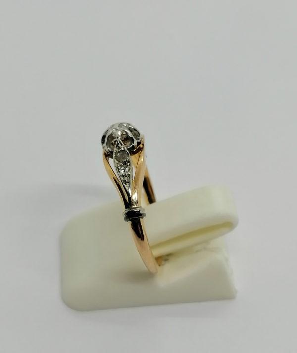 Bague en or bicolore, sertie d'un diamant taillé et de roses, 1900. – Image 2