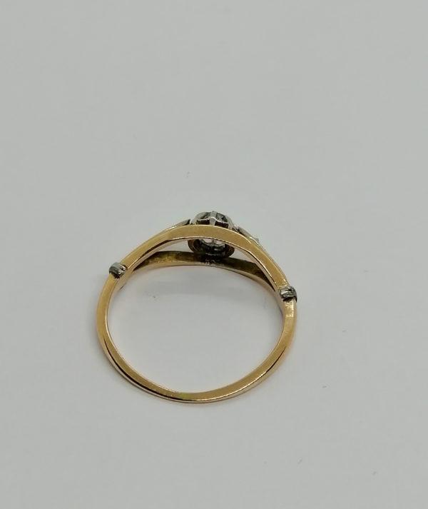 Bague en or bicolore, sertie d'un diamant taillé et de roses, 1900. – Image 3