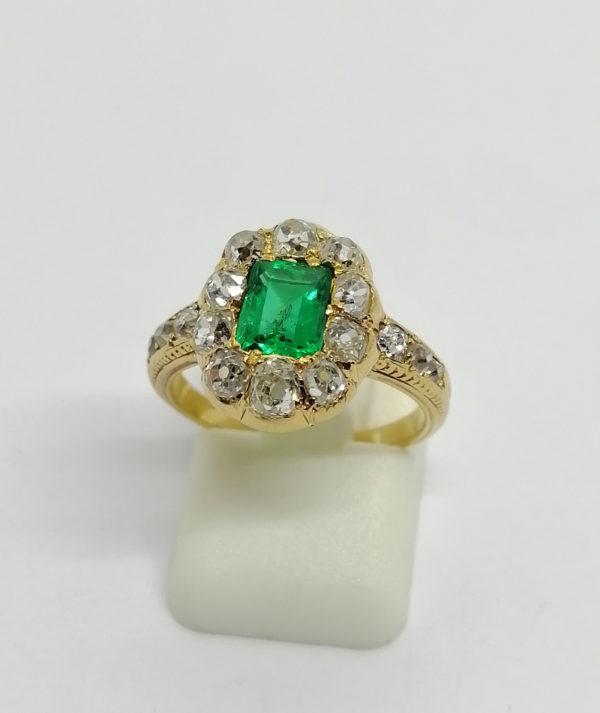 Bague en or , émeraude et entourage diamants, fin 19ième siècle.
