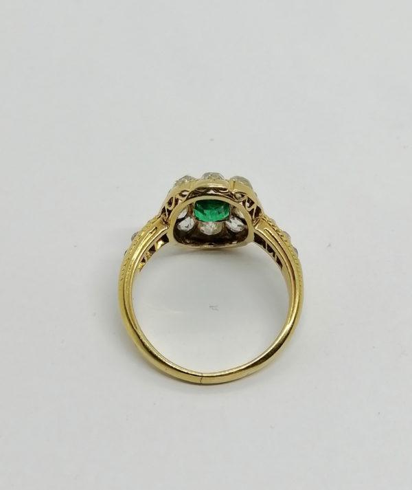 Bague en or , émeraude et entourage diamants, fin 19ième siècle. – Image 3