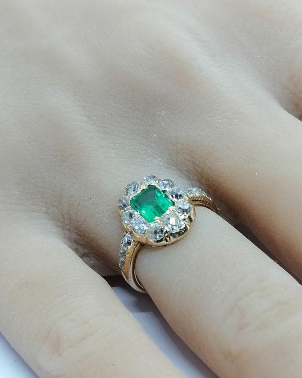 Bague en or , émeraude et entourage diamants, fin 19ième siècle. – Image 4