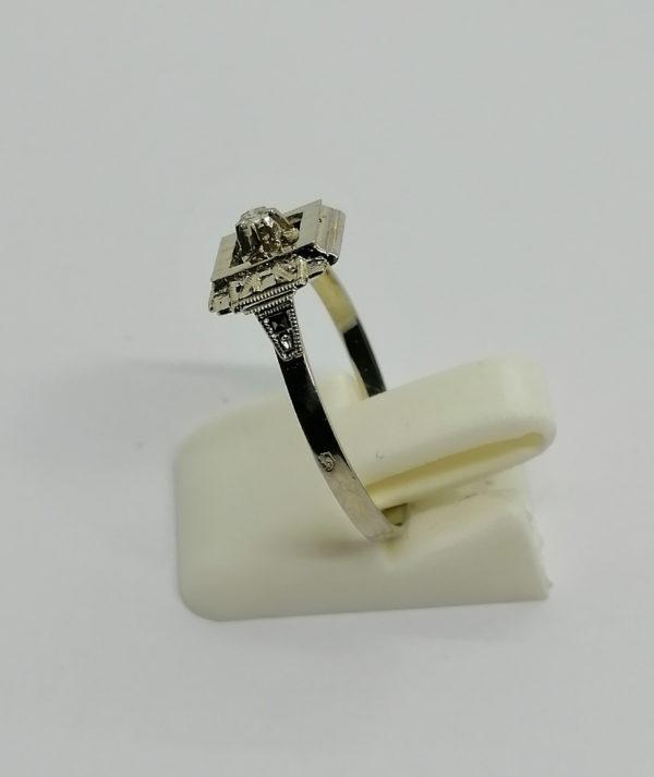 Bague en or gris, modèle carré et ajouré, avec petit diamant, Art Déco,1930. – Image 2