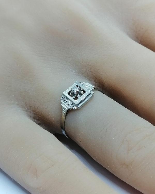 Bague en or gris, modèle carré et ajouré, avec petit diamant, Art Déco,1930. – Image 4
