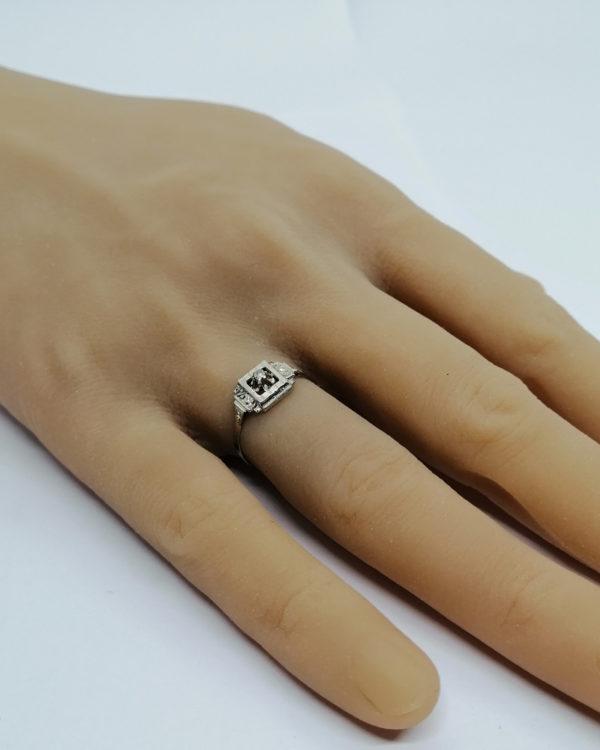 Bague en or gris, modèle carré et ajouré, avec petit diamant, Art Déco,1930. – Image 5