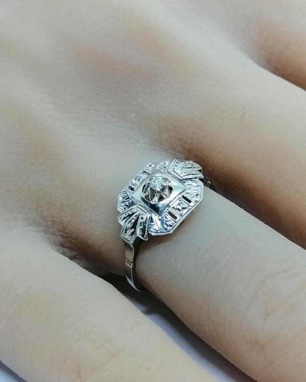 Bague en or gris sertie platine, modèle art déco ajouré, zirconium, 1930. – Image 4