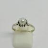Bague en or gris avec perle de culture.