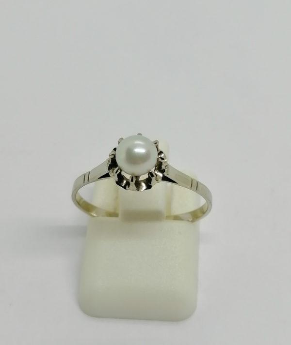 Bague en or gris avec perle de culture.