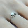 Bague en or gris avec perle de culture. – Image 4