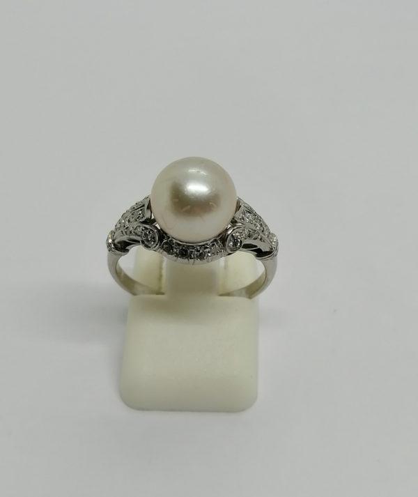 Bague en platine, grosse perle et pavage de diamants, 1930-40.