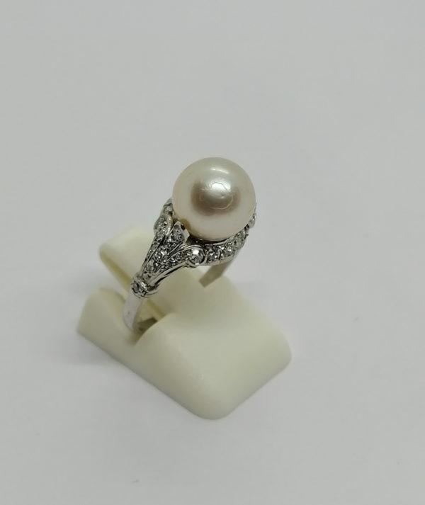 Bague en platine, grosse perle et pavage de diamants, 1930-40. – Image 2