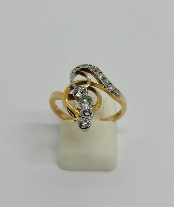 Bague en or, sertie platine, typique en forme de l'Art Nouveau, vers 1900.