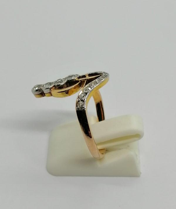 Bague en or, sertie platine, typique en forme de l'Art Nouveau, vers 1900. – Image 2