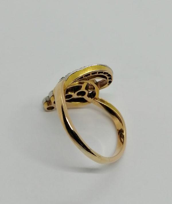 Bague en or, sertie platine, typique en forme de l'Art Nouveau, vers 1900. – Image 3