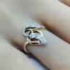 Bague en or, sertie platine, typique en forme de l'Art Nouveau, vers 1900. – Image 4