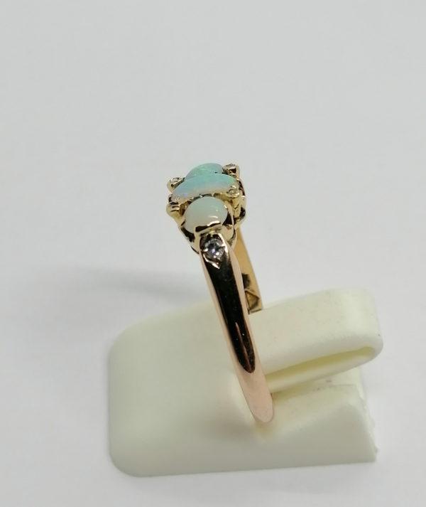 Bague en or rosé, avec trois petites cabochons d'opales, fin 19ième siècle. – Image 2