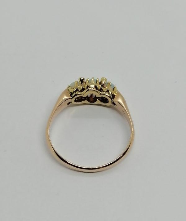 Bague en or rosé, avec trois petites cabochons d'opales, fin 19ième siècle. – Image 3