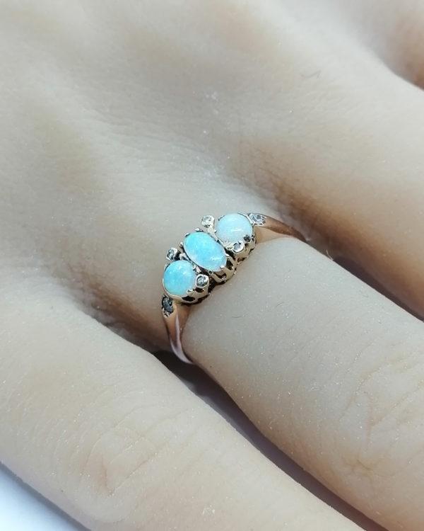 Bague en or rosé, avec trois petites cabochons d'opales, fin 19ième siècle. – Image 4