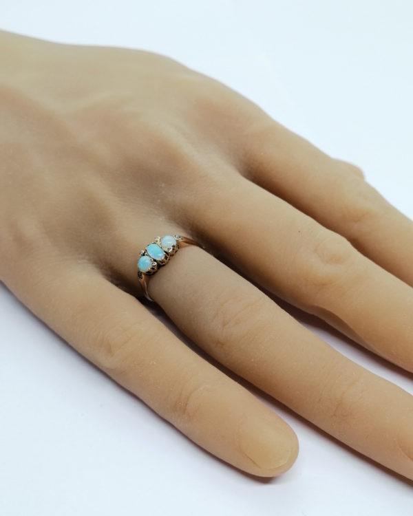 Bague en or rosé, avec trois petites cabochons d'opales, fin 19ième siècle. – Image 5