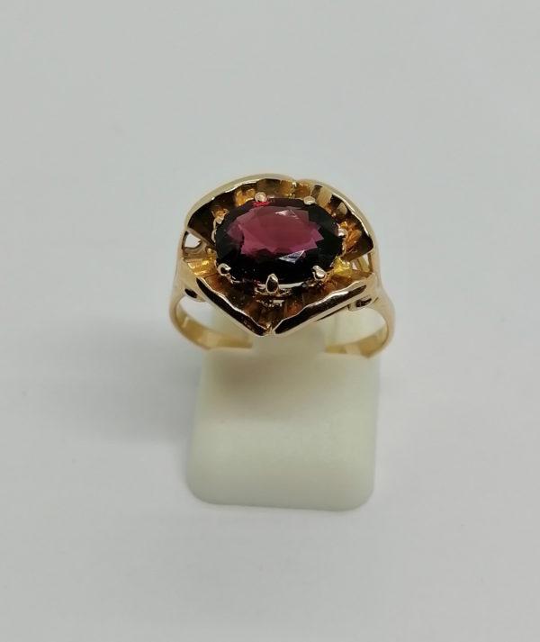 Bague en or rose, monture originale avec grenat à facettes, 1940-60.