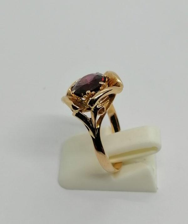Bague en or rose, monture originale avec grenat à facettes, 1940-60. – Image 2