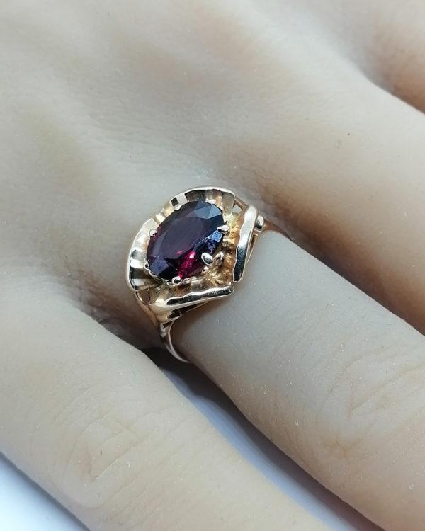Bague en or rose, monture originale avec grenat à facettes, 1940-60. – Image 4