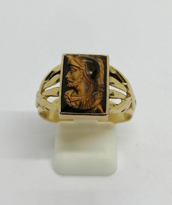Bague en or, chevalière avec camé sur oeil de tigre, 1900, Art Nouveau.