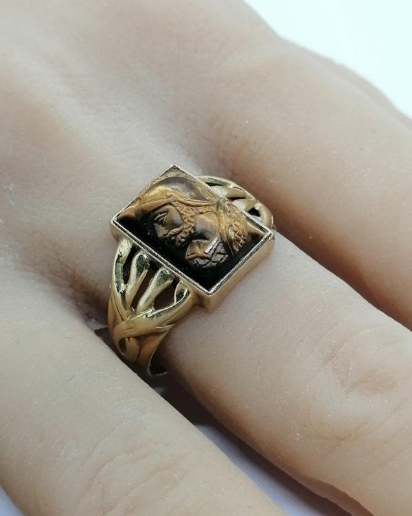 Bague en or, chevalière avec camé sur oeil de tigre, 1900, Art Nouveau. – Image 4