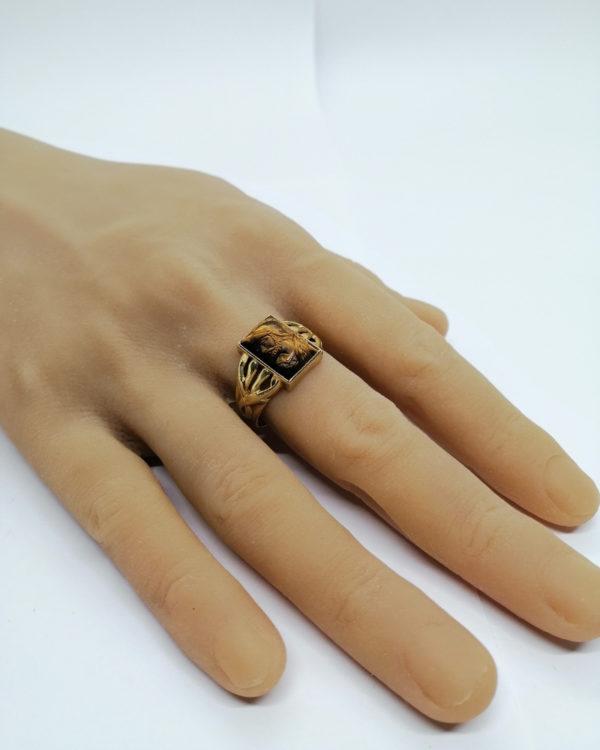 Bague en or, chevalière avec camé sur oeil de tigre, 1900, Art Nouveau. – Image 5