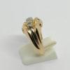 Bague en or, modèle bicolore sertie d'un rang de diamants, 1925. – Image 2