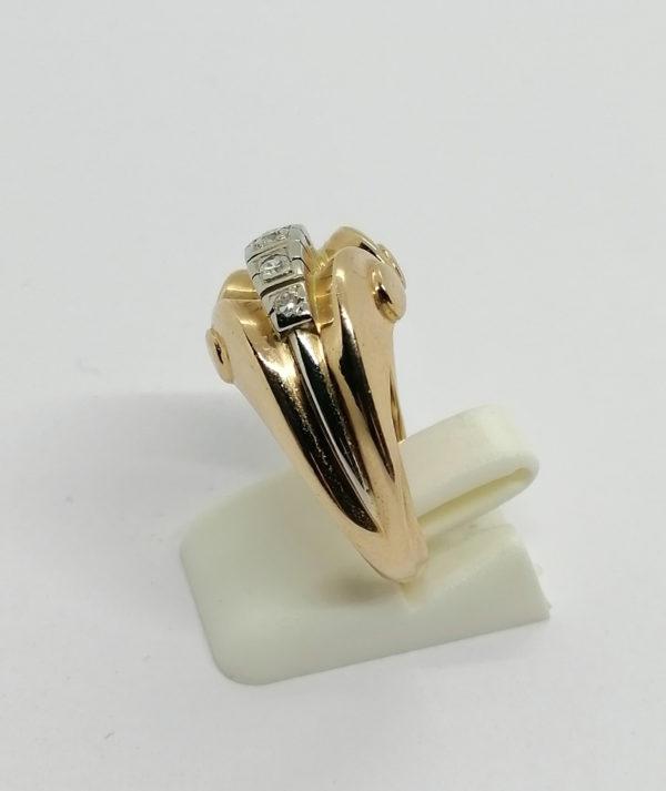 Bague en or, modèle bicolore sertie d'un rang de diamants, 1925. – Image 2