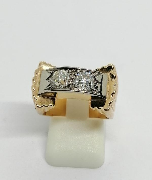 Bague en or, bicolore, modèle pont, sertie de deux gros diamants, 1925.