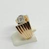 Bague en or, bicolore, modèle pont, sertie de deux gros diamants, 1925. – Image 2