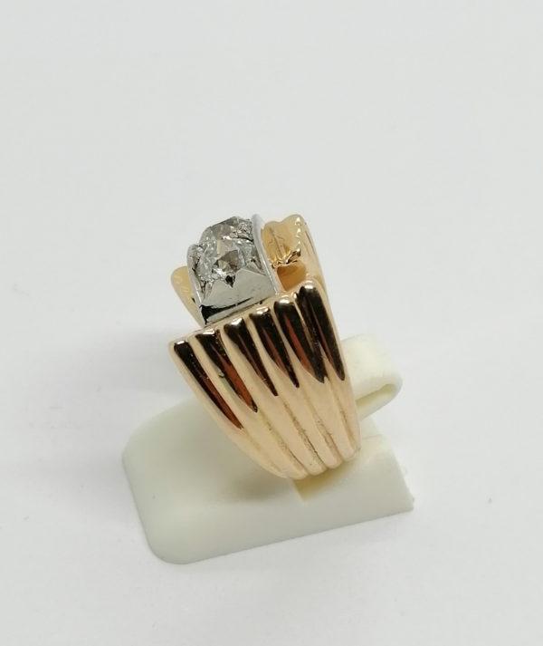 Bague en or, bicolore, modèle pont, sertie de deux gros diamants, 1925. – Image 2