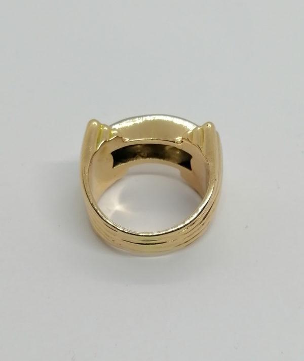 Bague en or, bicolore, modèle pont, sertie de deux gros diamants, 1925. – Image 3