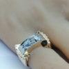 Bague en or, bicolore, modèle pont, sertie de deux gros diamants, 1925. – Image 4