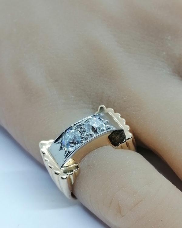 Bague en or, bicolore, modèle pont, sertie de deux gros diamants, 1925. – Image 4