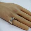 Bague en or, bicolore, modèle pont, sertie de deux gros diamants, 1925. – Image 5