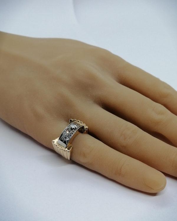 Bague en or, bicolore, modèle pont, sertie de deux gros diamants, 1925. – Image 5