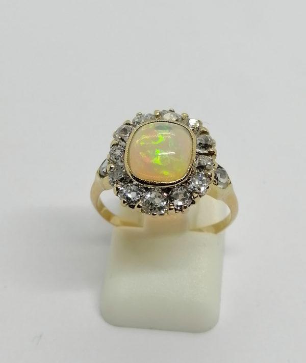 Bague en or, avec superbe opale et entourage diamants, 1900, Art Nouveau.