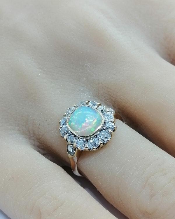 Bague en or, avec superbe opale et entourage diamants, 1900, Art Nouveau. – Image 4