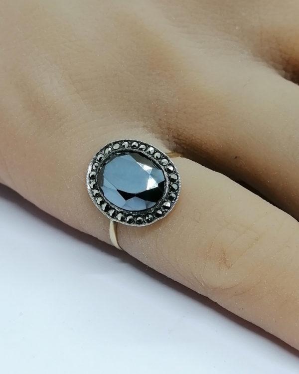 Bague en or/argent, de forme ovale, hématite entourage de marcasites, Art Déco, 1925. – Image 4