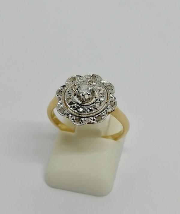 Bague en or, façon rosace, pavage de diamants et roses, 1900.