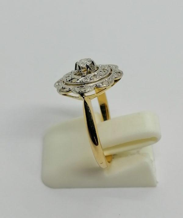 Bague en or, façon rosace, pavage de diamants et roses, 1900. – Image 2