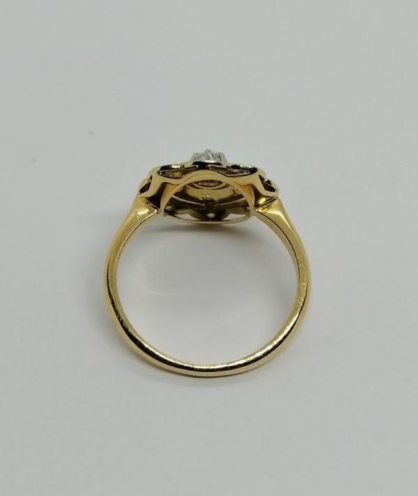 Bague en or, façon rosace, pavage de diamants et roses, 1900. – Image 3