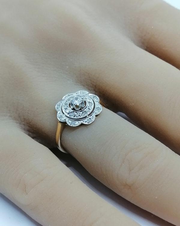 Bague en or, façon rosace, pavage de diamants et roses, 1900. – Image 4