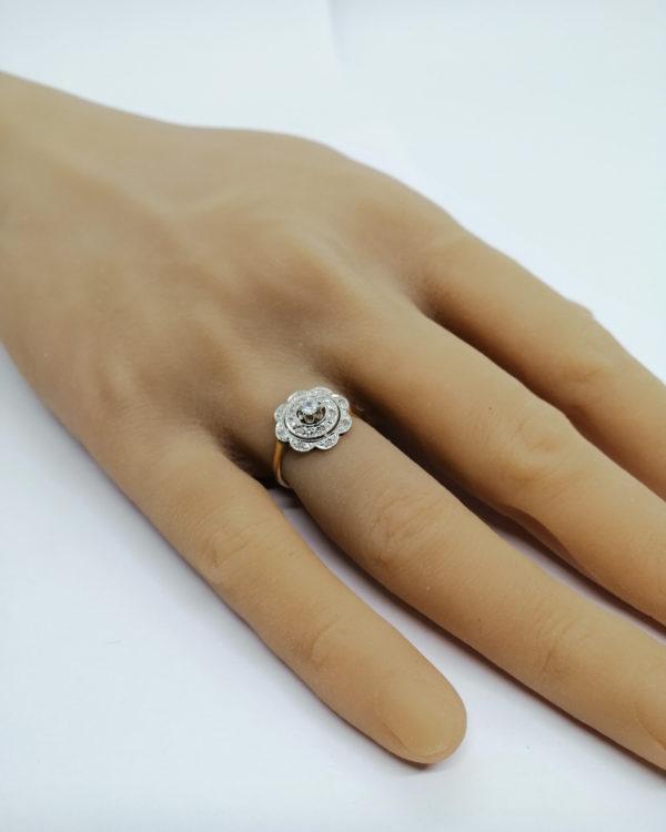 Bague en or, façon rosace, pavage de diamants et roses, 1900. – Image 5