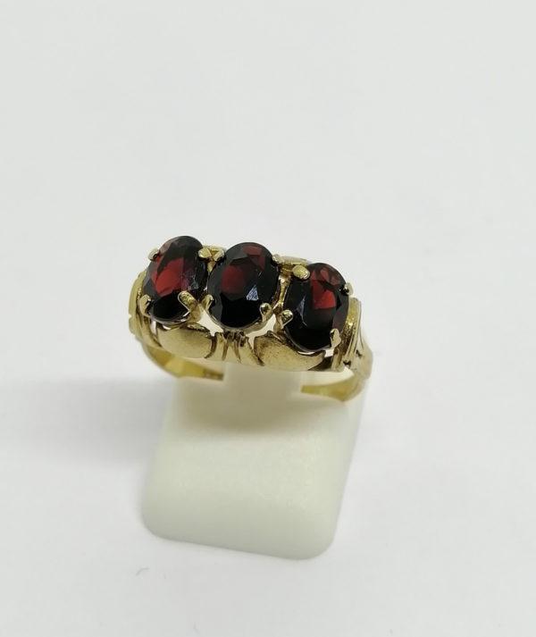 Bague en alliage d'or, sertie de trois grenats, 1920.